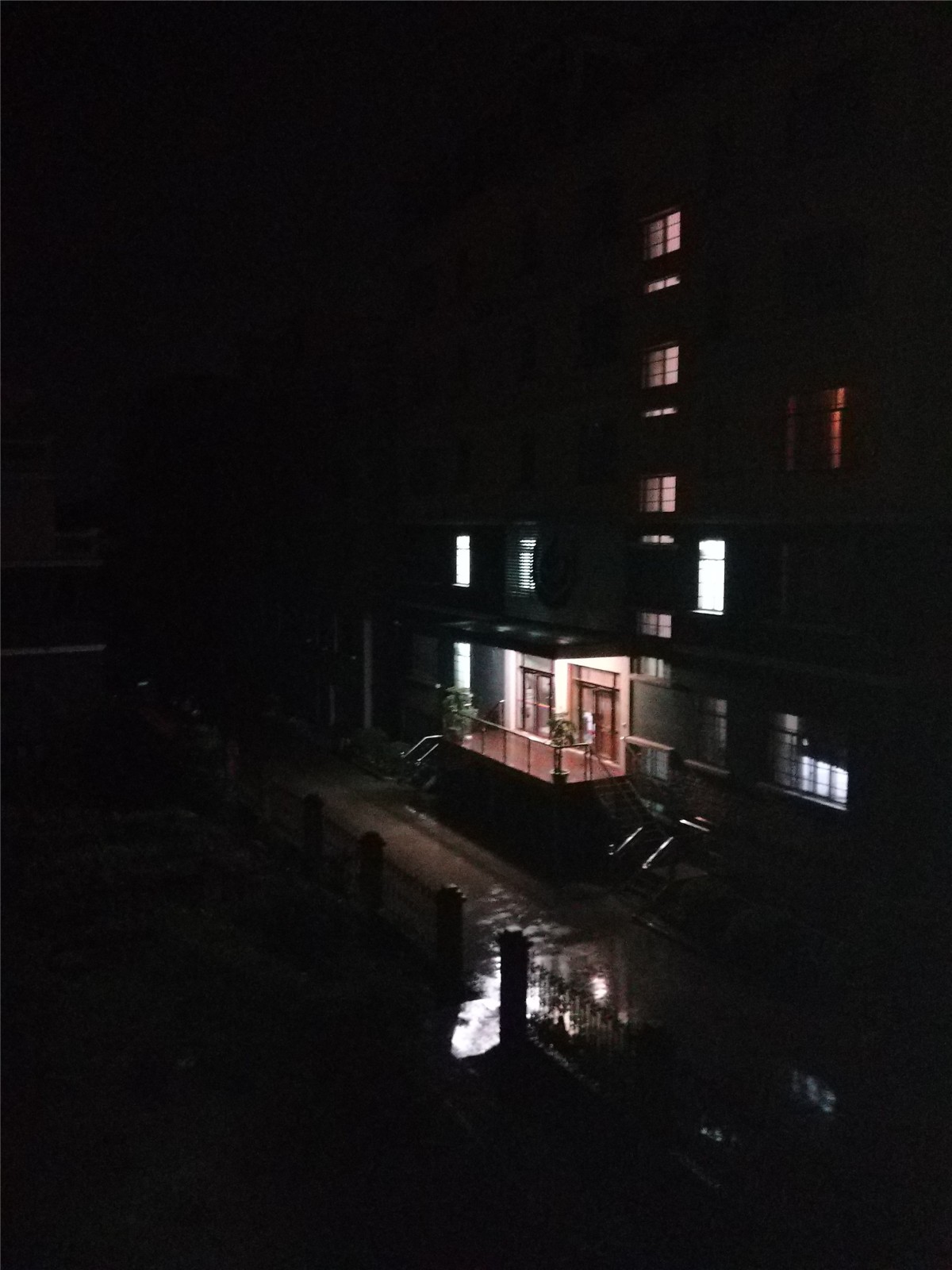 2.“山竹”没有正面袭击钦州,但9月16日晚风雨来临。幸福港湾守护宝妈和宝宝。佛女 摄.jpg