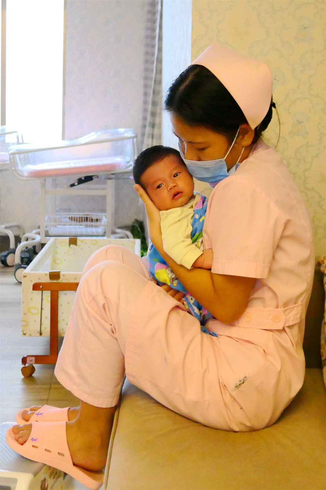4.让妈妈再睡会,还不饿呢。佛女 摄.JPG