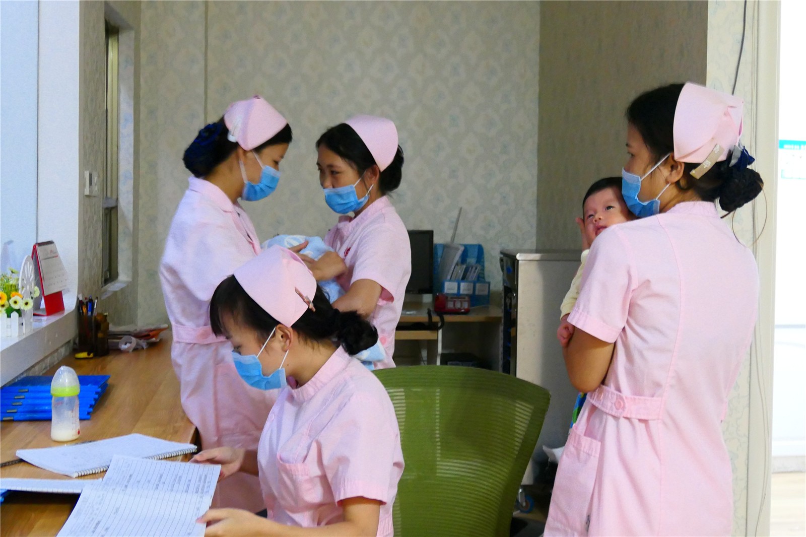 5.杨丽丽等护士姐姐如常交接班。佛女 摄.JPG