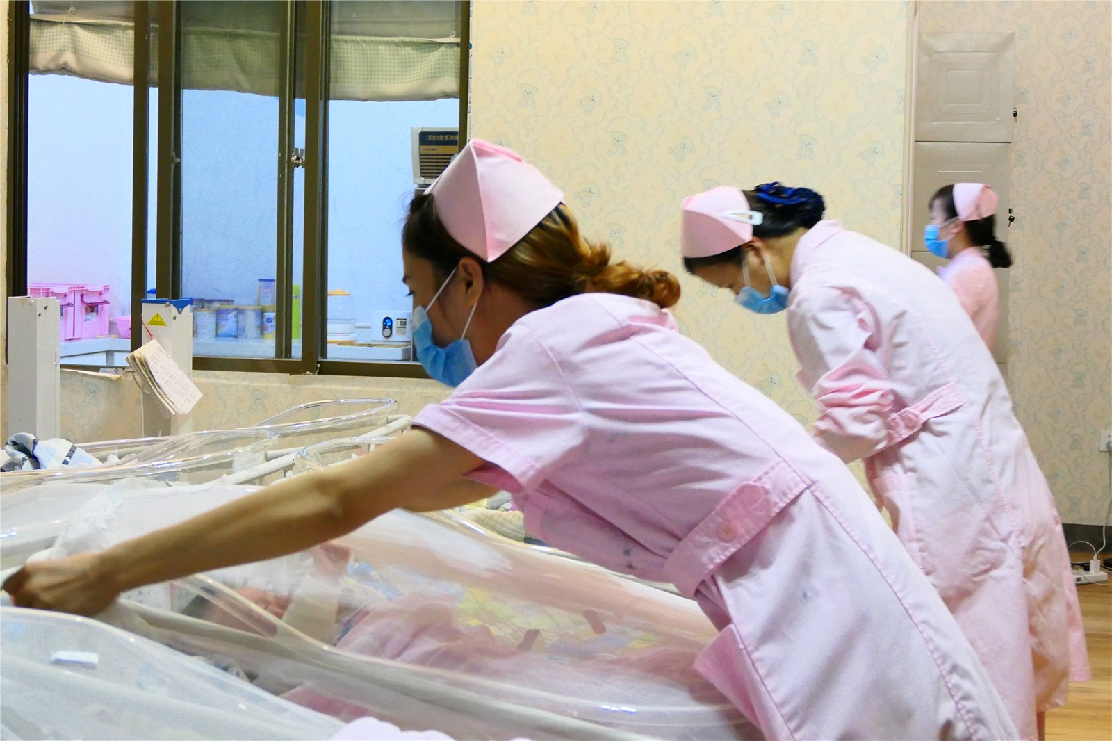 7.细心为宝宝们盖好被子、蚊帐。佛女 摄.JPG