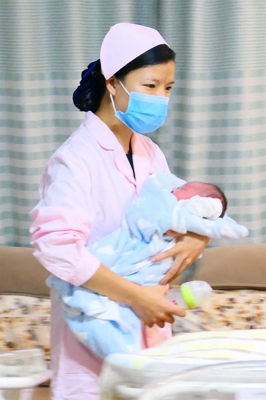 10.这位宝宝该喂奶了。佛女 摄.JPG