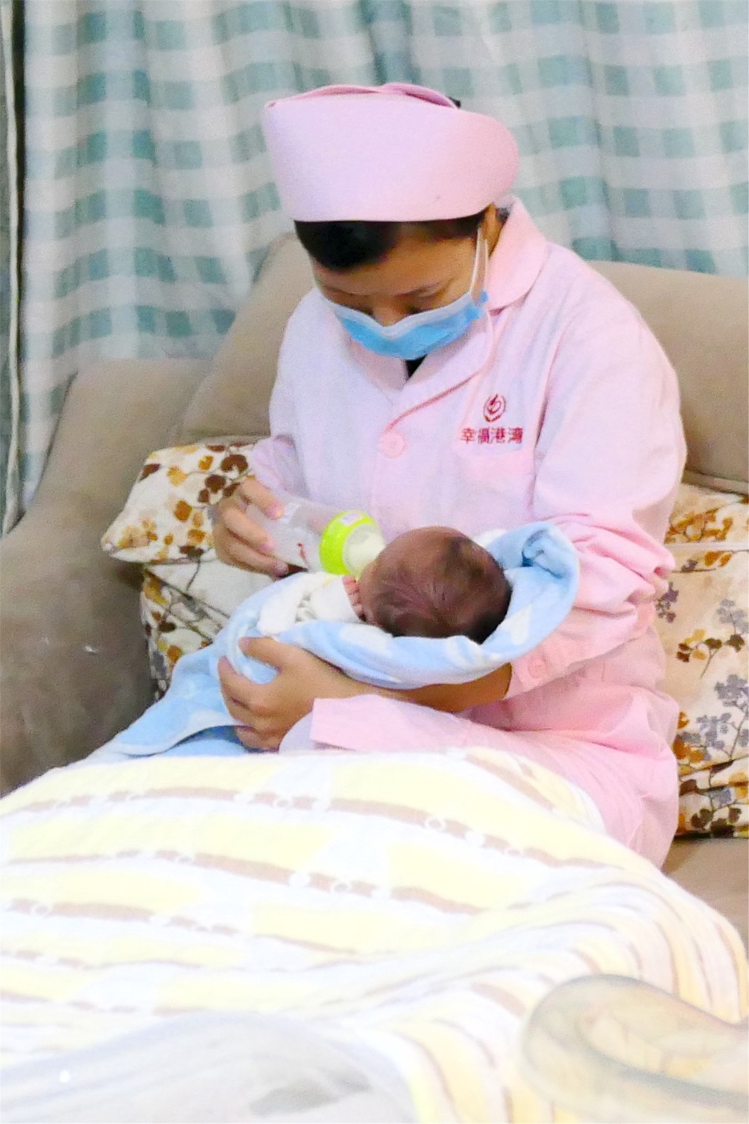 11.喂食妈妈挤出来的正牌母乳……佛女 摄.JPG