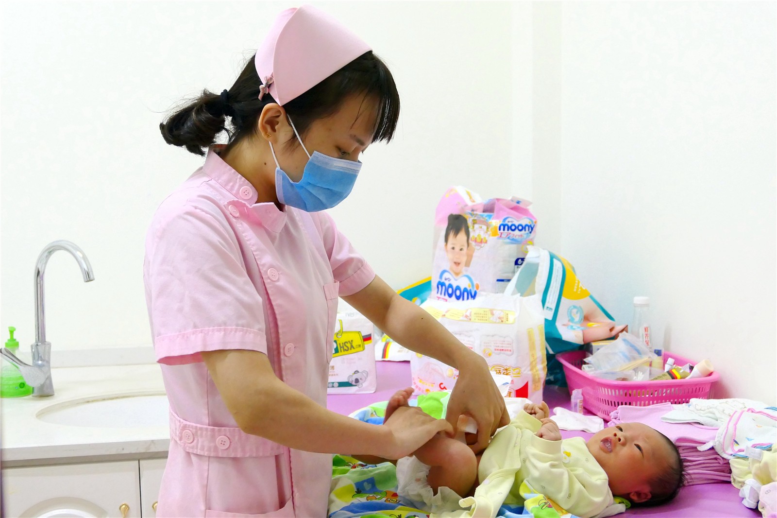 14.爱干净的宝宝配合杨丽丽姐姐……佛女 摄.JPG