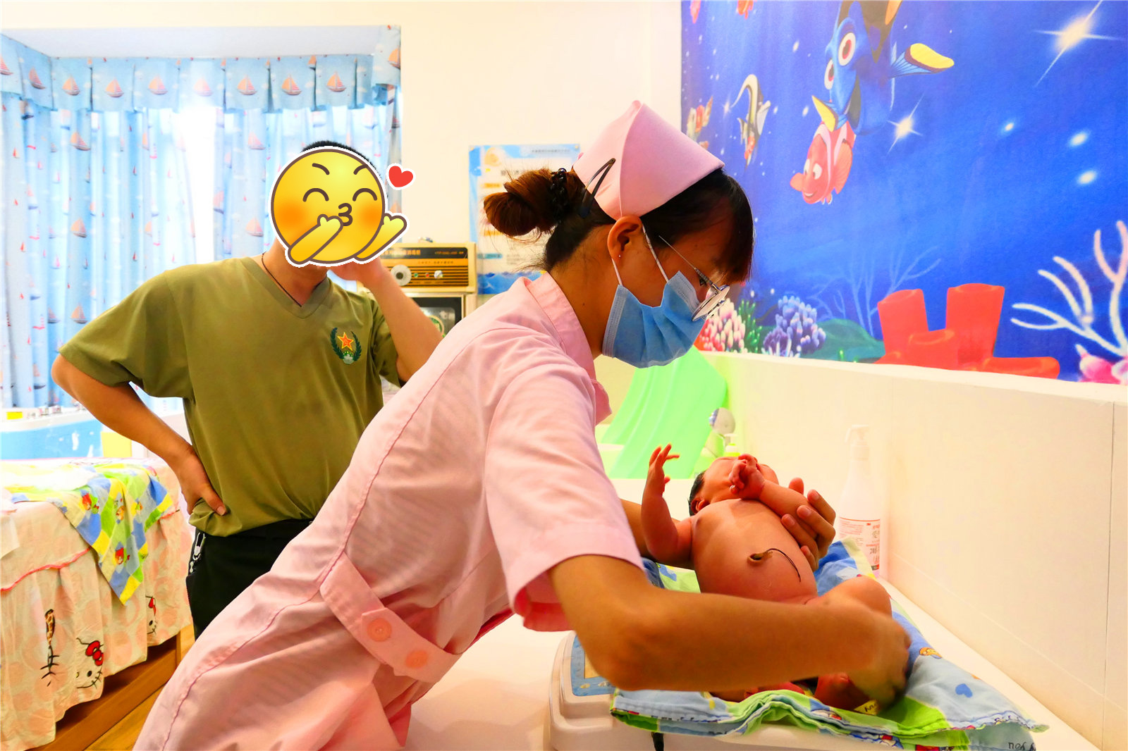 5.为灿灿宝宝称体重。佛女 摄.JPG