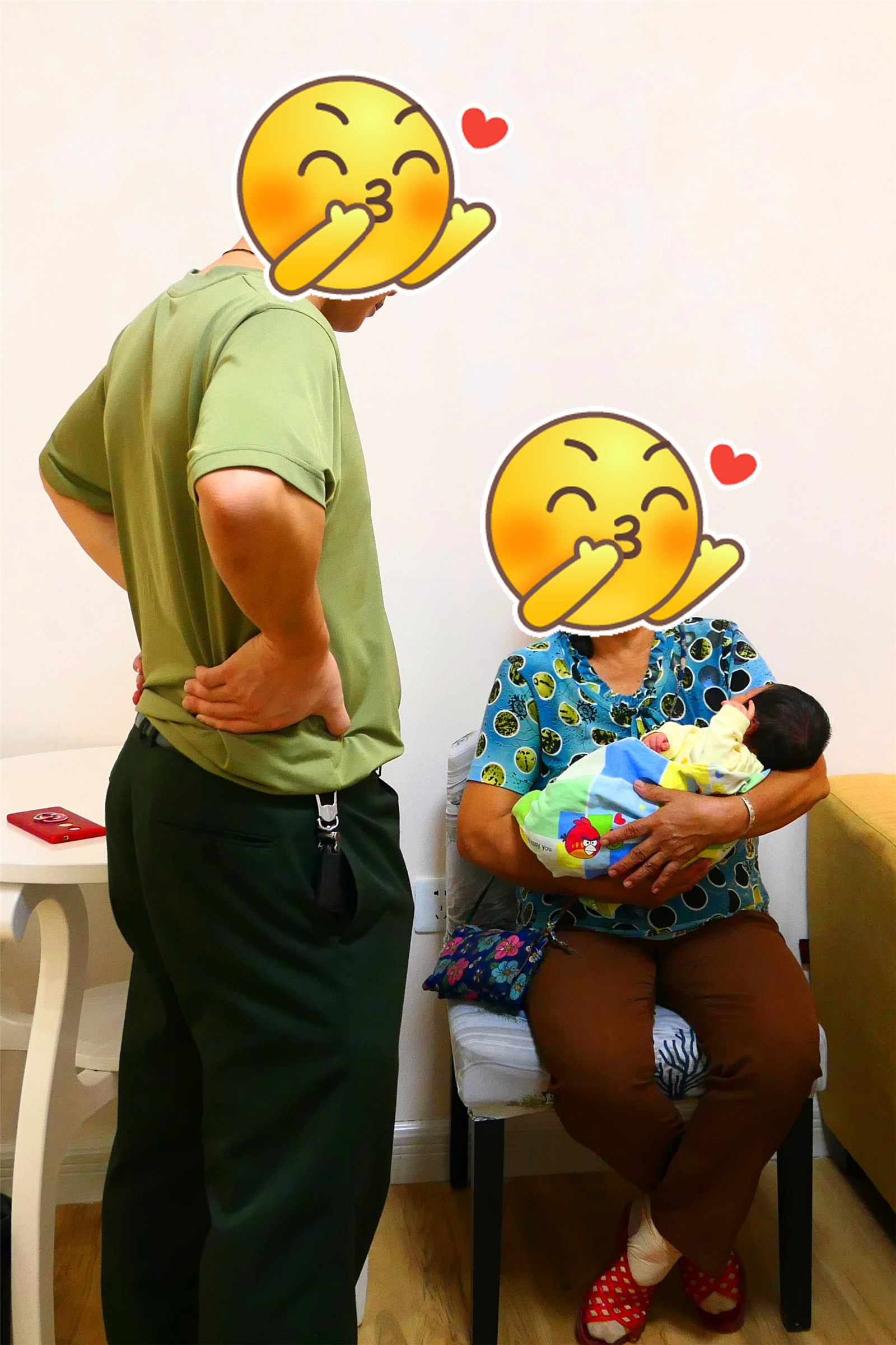 12.奶奶抱着灿灿宝宝乐呵。佛女 摄.JPG